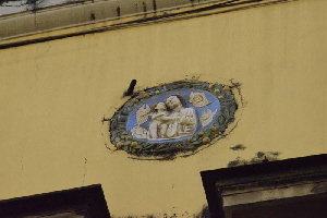 Via_del_Moro-Palazzo_al_n_18-Edicola