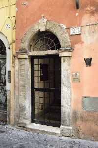 Via_del_Moro-Palazzo_al_n_23-Portone