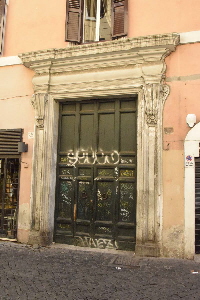 Via_del_Moro-Palazzo_al_n_27-Portone