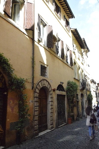 Via_del_Moro-Palazzo_al_n_44