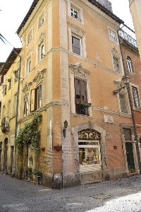 Via_del_Moro_angolo_Vicolo_de_Renzi-Palazzo_al_n_48