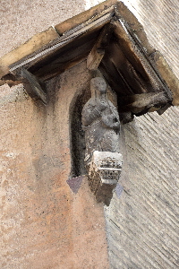 Via_della_Longarina-Palazzo_Mattei-Edicola