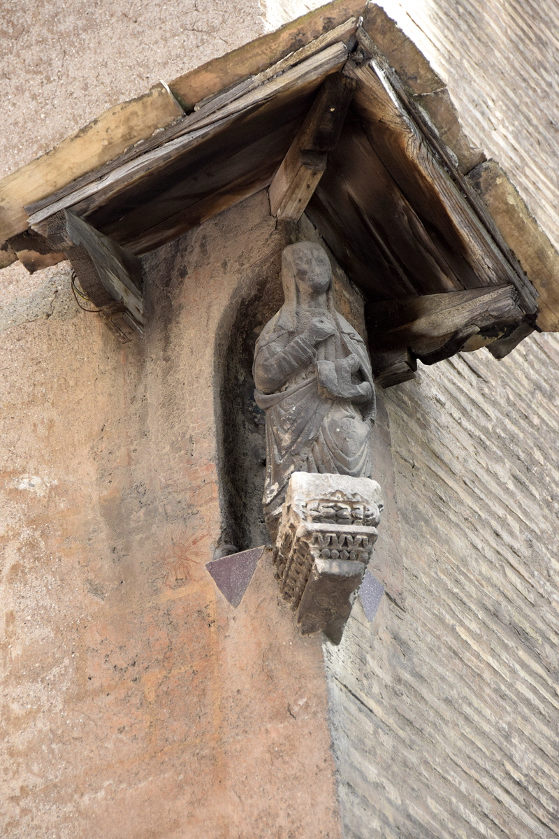 Via_della_Longarina-Palazzo_Mattei-Edicola