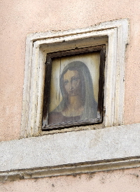 Via_della_Luce-Palazzo_al_n_24-Edicola