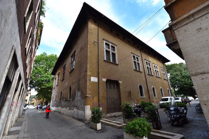 Via_della_Lungaretta-Palazzo_Anguillara (2)