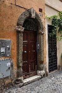 Via_della_Lungaretta-Palazzo_al_n_154-157-Portone