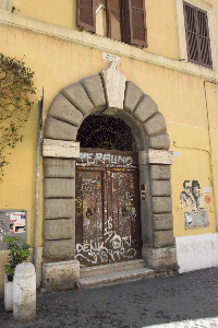 Via_della_Lungaretta-Palazzo_al_n_155-Portone