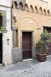 Via_della_Lungaretta-Palazzo_al_n_160-Portone