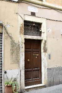 Via_della_Lungaretta-Palazzo_al_n_24-Portone
