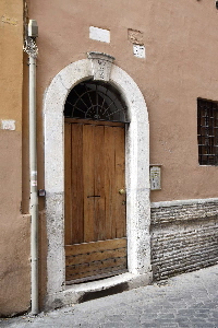 Via_della_Lungaretta-Palazzo_al_n_27-Portone