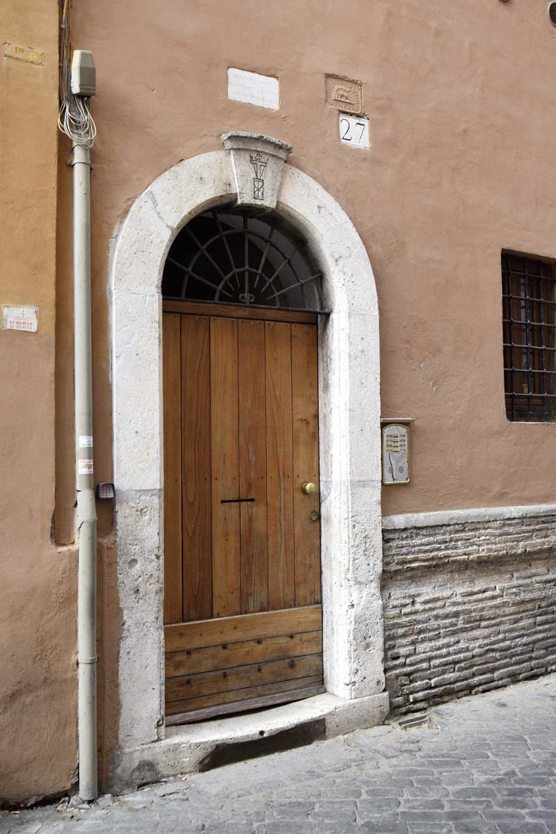 Via_della_Lungaretta-Palazzo_al_n_27-Portone