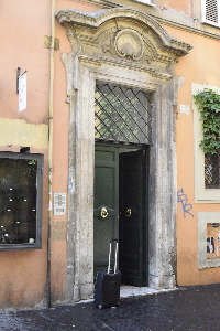Via_della_Lungaretta-Palazzo_al_n_66-Portone