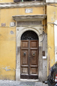 Via_della_Lungaretta-Palazzo_al_n_71-Portone