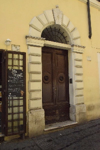 Via_della_Lungaretta-Palazzo_al_n_77-Portone