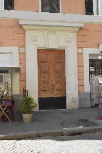 Via_della_Lungaretta-Palazzo_al_n_88-Portone