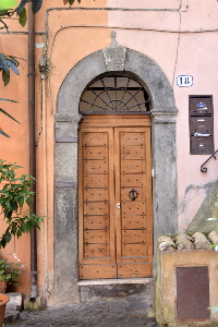 Via_di_Monte_Fiore-Palazzo_al_n_18-Portone