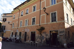 Piazza_de_Renzi-Palazzo_al_n_12