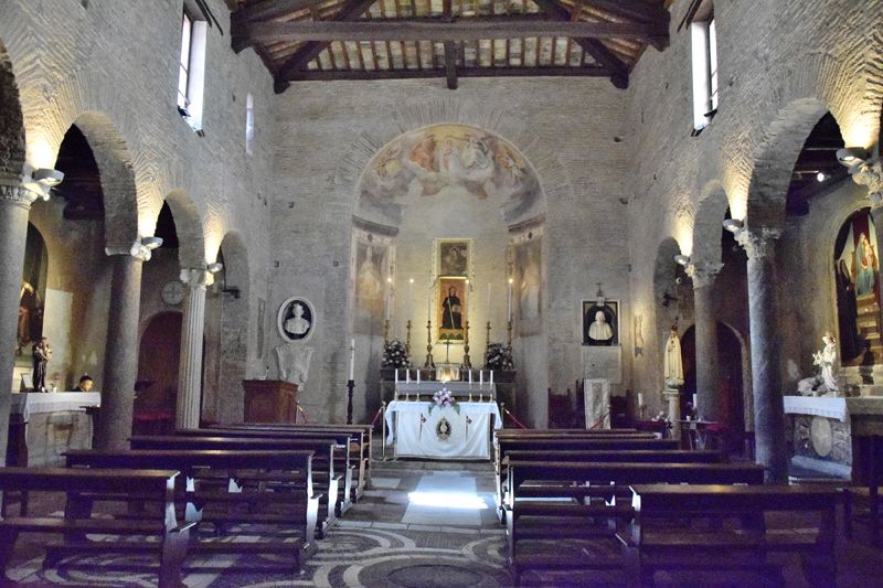 Piazza_in_Piscinula-Chiesa_di_S_Benedetto-Navata_centrale