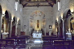 Piazza_in_Piscinula-Chiesa_di_S_Benedetto-Navata_centrale