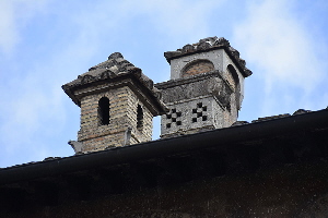 Piazza_in_Piscinula-Palazzo_Mattei_al_n_10-Comignoli