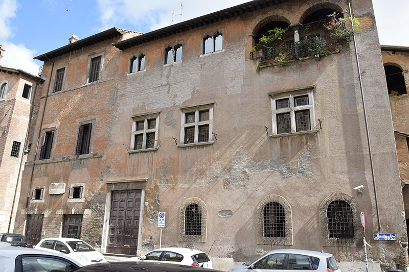 Piazza_in_Piscinula-Palazzo_Mattei_al_n_10