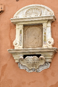 Piazza_in_Piscinula-Palazzo_Nunez_al_n_13-Edicola