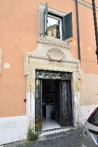 Piazza_in_Piscinula-Palazzo_Nunez_al_n_13-Portone