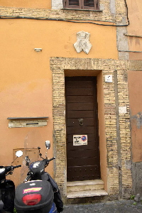 Via_dei_Riari-Palazzo_al_n_3-5-portone (2)