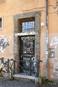 Via_della_Pelliccia-Palazzo_al_n_34-Portone