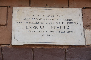 Via_della_Pelliccia-Palazzo_al_n_6-Lapide_a_Enrico_Ferola
