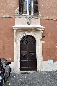 Via_in_Piscinula-Palazzo_Nunez_al_n_19-Portone