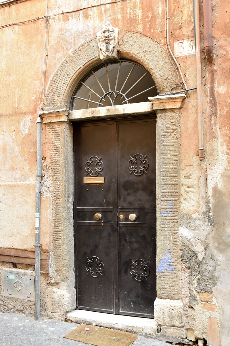 Via_in_Piscinula-Palazzo_al_35-Portone
