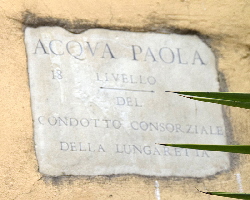 Via_in_Piscinula-Palazzo_al_n_27-28-Livello_acqua_Paola