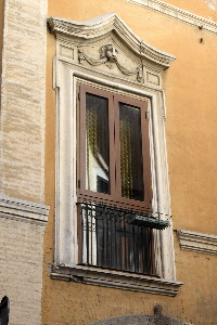 Vicolo_dei_Renzi-Palazzo_al_n_2-Finestra_01