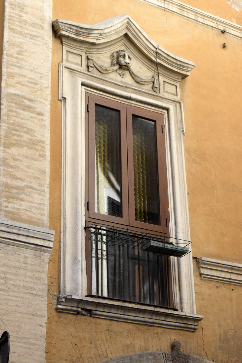 Vicolo_dei_Renzi-Palazzo_al_n_2-Finestra_01