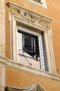 Vicolo_dei_Renzi-Palazzo_al_n_2-Finestra (2)_01