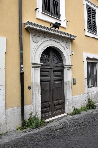 Vicolo_della_Penitenza-Palazzo_al_n_30-portone