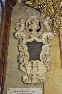 Piazza_della_Scala-Chiesa_di_S_Maria_della_Scala-Lapide_di_Leonora_Ferretti-1705 (2)