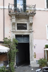 Piazza_di_S_Callisto-Palazzo_al_n_9-Portone