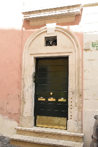 Vicolo_della_Scala-Palazzo_al_n_10-Portone