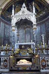 Piazza_di_S_Cecilia-Chiesa_omonima-Altare_maggiore (3)