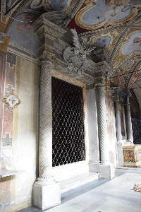 Piazza_di_S_Cecilia-Chiesa_omonima-Cappella_dei_Ponziani-Ingresso