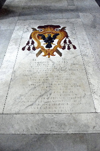 Piazza_di_S_Cecilia-Chiesa_omonima-Lapide_del_card_Giorgio_Doria_Palfili_Landi-1759