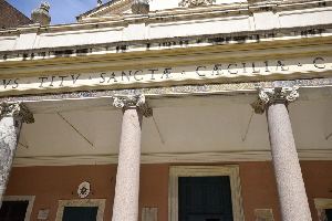 Piazza_di_S_Cecilia-Chiesa_omonima-Portico