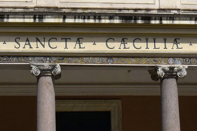 Piazza_di_S_Cecilia-Chiesa_omonima (2)