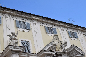Piazza_di_S_Cecilia-Monastero-omonimo-Architrave