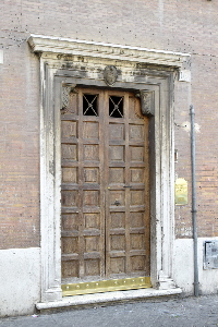 Piazza_di_S_Cecilia-Palazzo_al_n_16a-Portone
