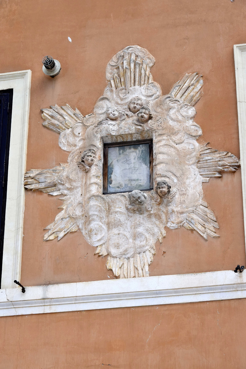 Piazza_di_S_Cecilia-Palazzo_al_n_25-Edicola