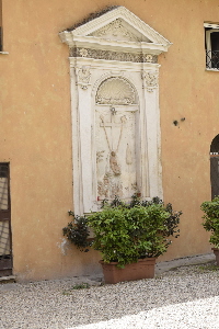 Piazza_di_S_Cosimato-Chiesa_di_S_Cosimato-Cortile-Edicola