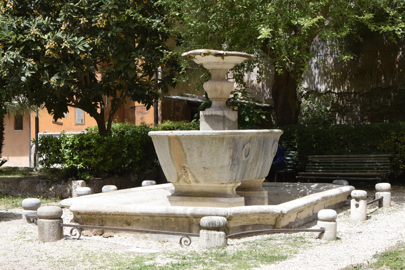 Piazza_di_S_Cosimato-Chiesa_di_S_Cosimato-Cortile-Fontana